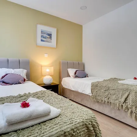 Apartment Atlantis 50m From Makenzy Seafront