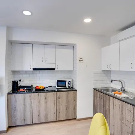 Atlantis 50m From Makenzy Seafront *