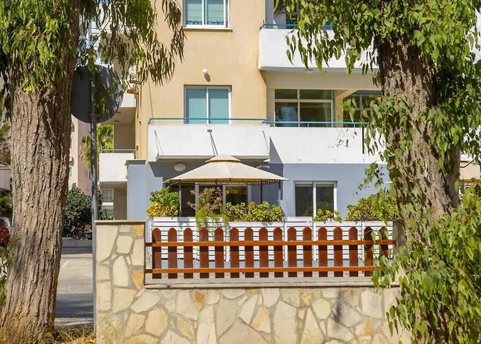 Atlantis 50m From Makenzy Seafront Apartment Larnaca