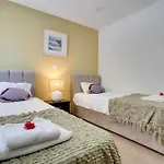 Apartment Atlantis 50m From Makenzy Seafront