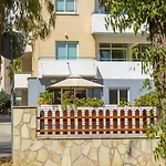 Atlantis 50m From Makenzy Seafront Apartment Larnaca