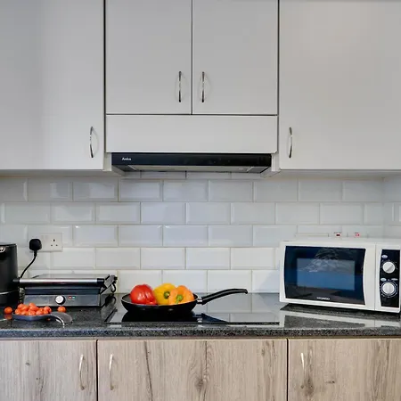 Апартаменти Atlantis 50m From Makenzy Seafront