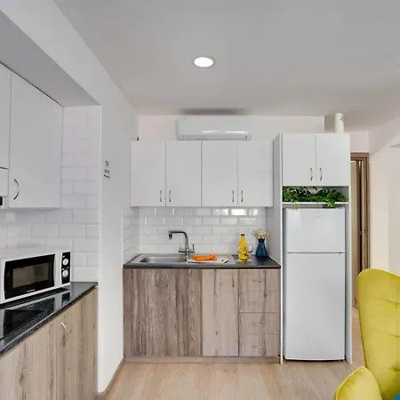 Апартаменти Atlantis 50m From Makenzy Seafront