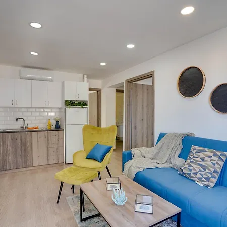 Апартаменти Atlantis 50m From Makenzy Seafront Ларнака