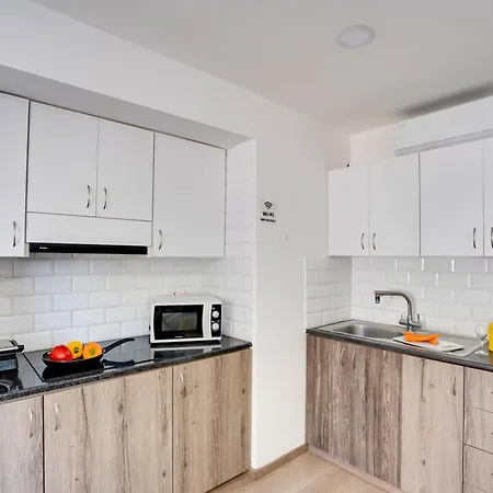 Atlantis 50m From Makenzy Seafront דירה