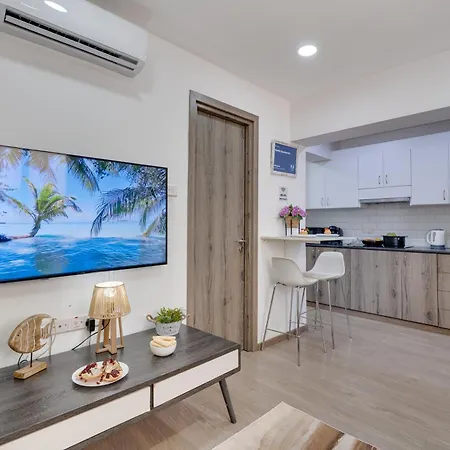 Апартаменти Atlantis 50m From Makenzy Seafront Ларнака