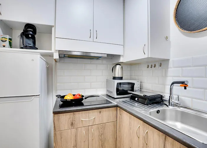 Апартаменти Atlantis 50m From Makenzy Seafront