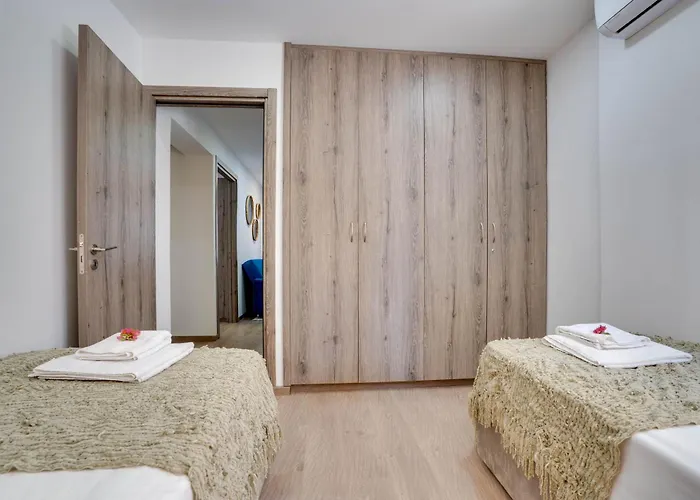 Atlantis 50m From Makenzy Seafront Апартаменти *