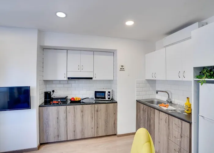 Atlantis 50m From Makenzy Seafront *