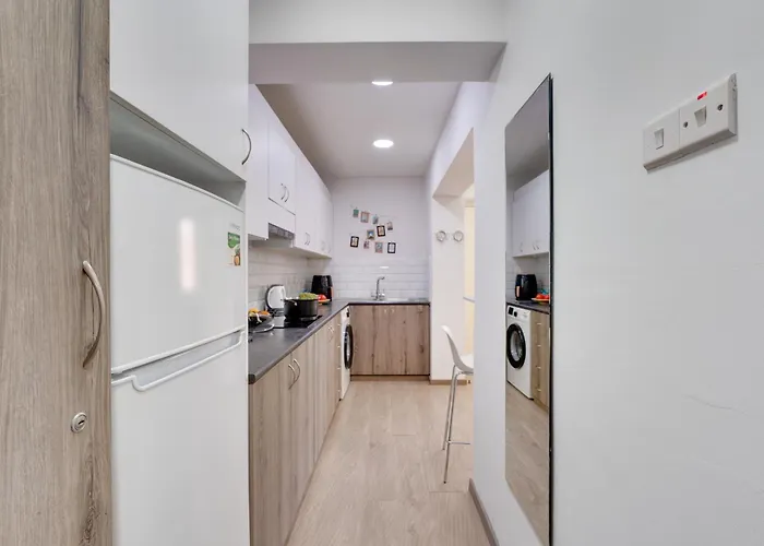 Atlantis 50m From Makenzy Seafront Larnaka