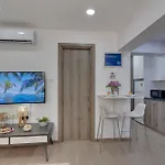 Atlantis 50m From Makenzy Seafront Apartamento Larnaca