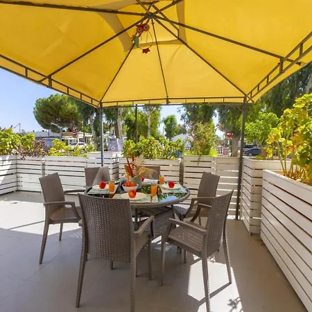 Atlantis 50m From Makenzy Seafront Apartment