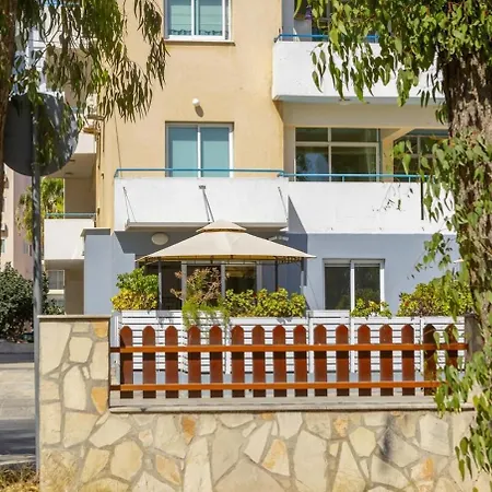 Atlantis 50m From Makenzy Seafront Apartment Larnaka